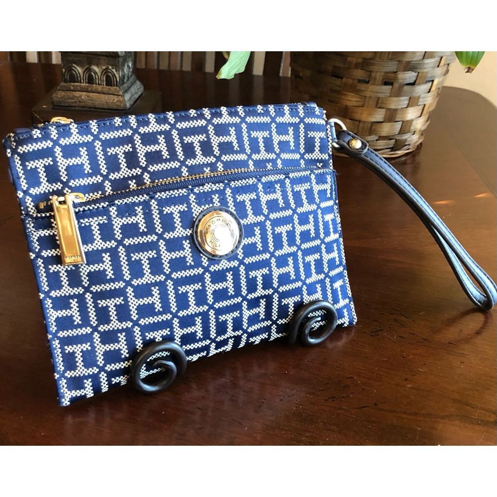 TOMMY HILFIGER - Signature Canvas Wristlet in Navy & White. SO CUTE & NWOT!